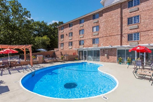 Rodeway Inn Branson Brick House - image 6