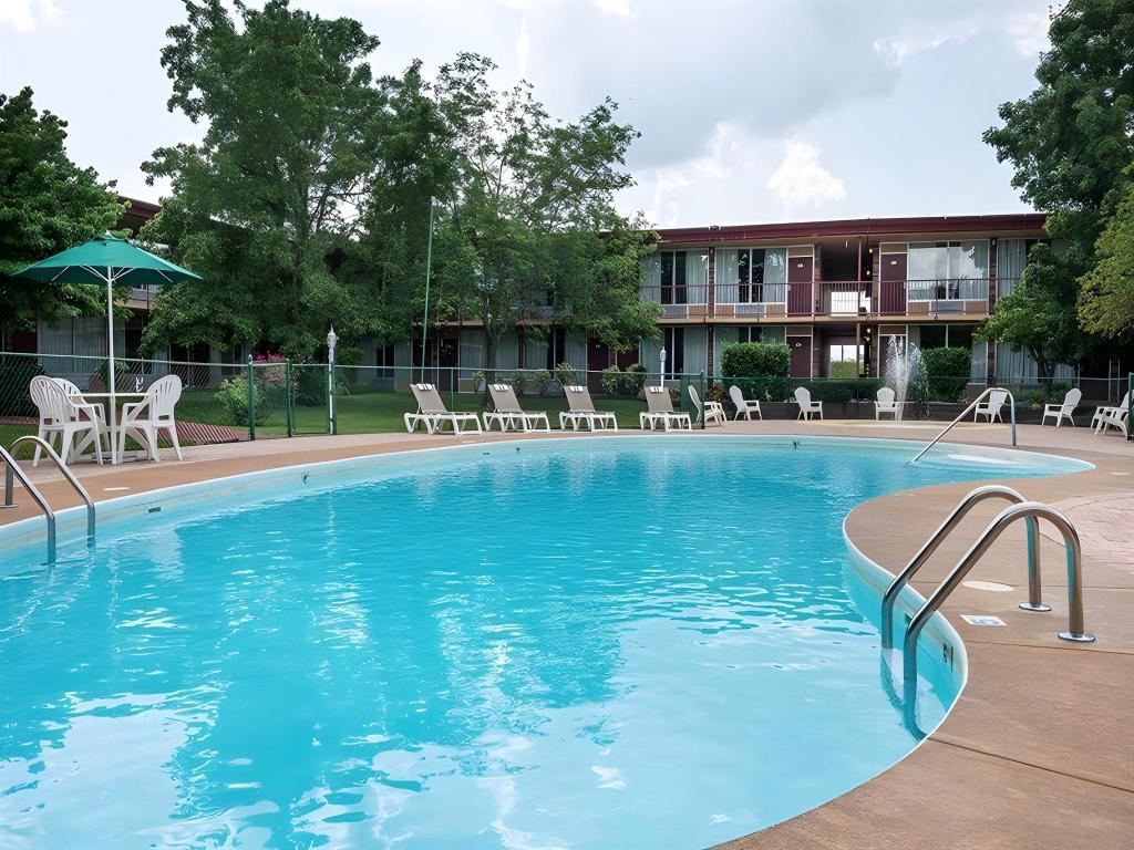 Red Lion Inn & Suites Branson - image 2