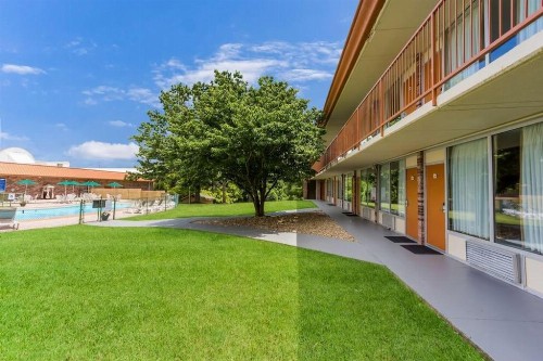 Red Lion Inn & Suites Branson - image 3