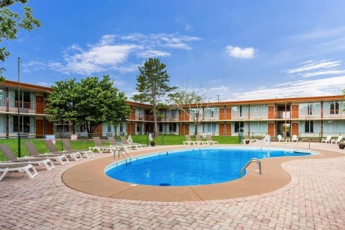 Red Lion Inn & Suites Branson - image 6