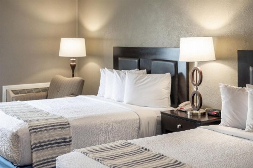 Days Inn & Suites Branson Entertainment District - image 2