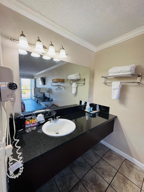 Oak Grove Inn - image 13