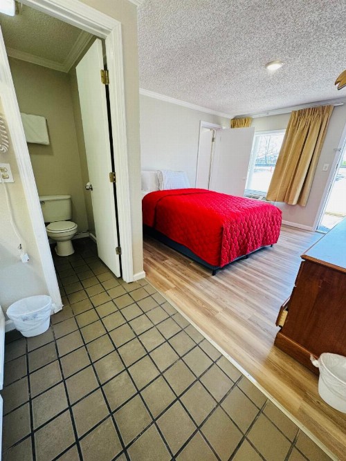 Oak Grove Inn - image 9