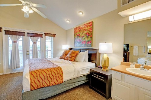 Grand Crowne Resort by Capital Vacations - image 2