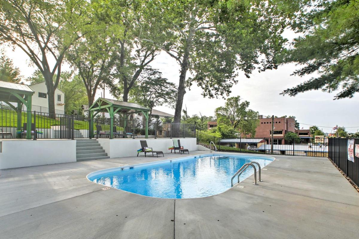 Branson Cottage with Pool Access about 10 Min to Downtown - image 7