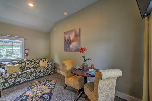 Cozy Cottage with Pool Access in Downtown Branson! - image 10