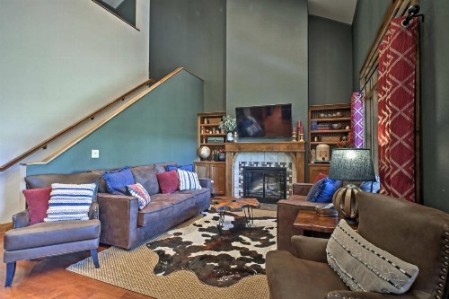 Lake Taneycomo Penthouse Condo with Gas Grill and Dock! - image 1