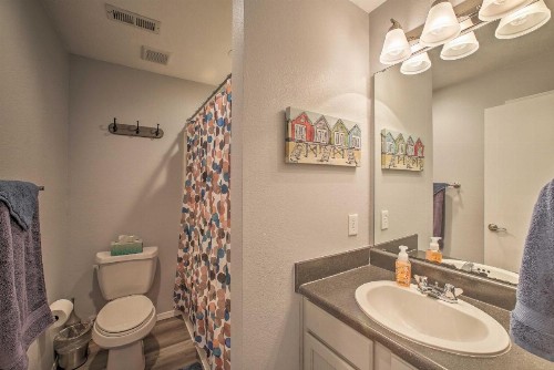 Clean and Cozy Family Condo in the Heart of Branson! - image 6