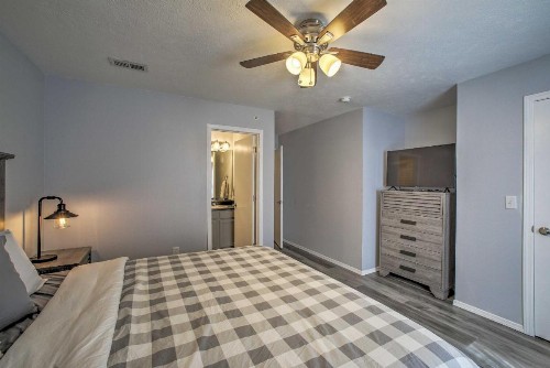 Clean and Cozy Family Condo in the Heart of Branson! - image 7