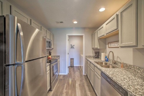 Clean and Cozy Family Condo in the Heart of Branson! - image 8