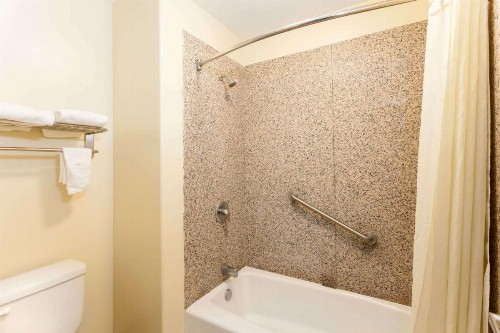 Travelodge by Wyndham Brea - image 11