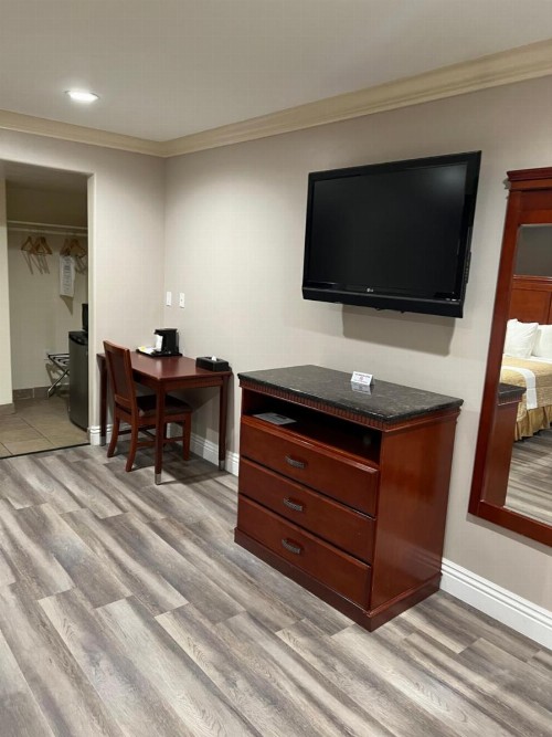 Travelodge by Wyndham Brea - image 16