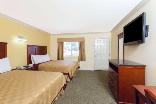Travelodge by Wyndham Brea - image 17