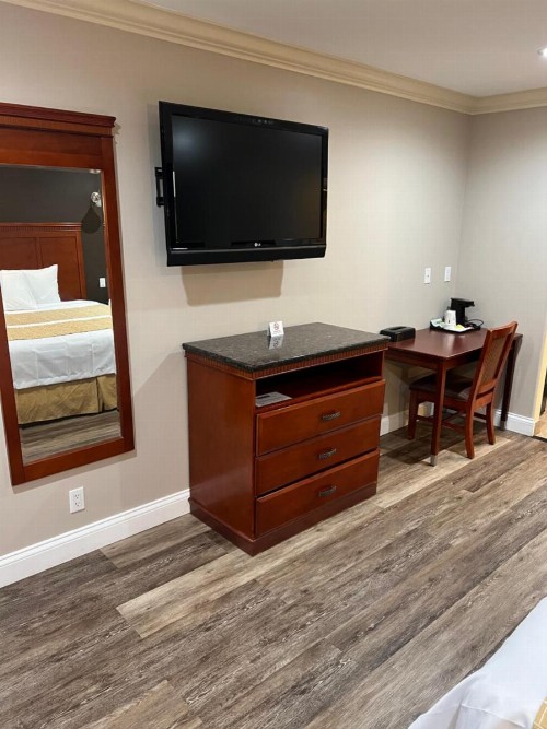 Travelodge by Wyndham Brea - image 19