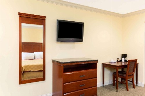 Travelodge by Wyndham Brea - image 24