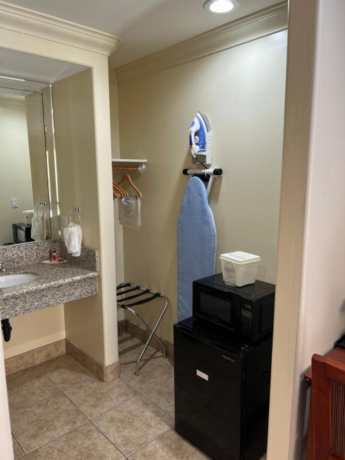 Travelodge by Wyndham Brea - image 28