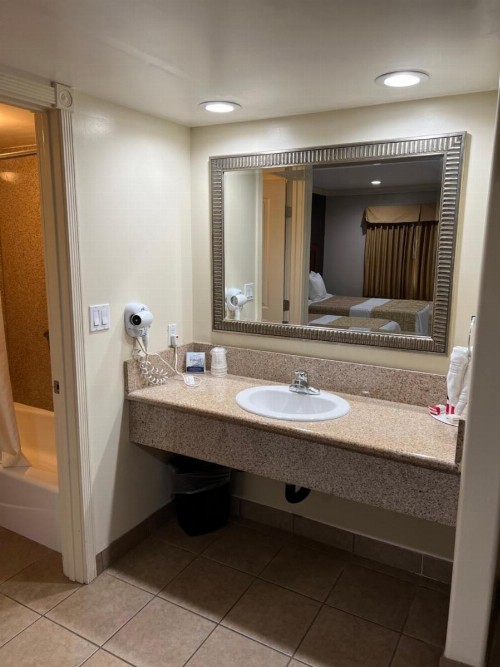 Travelodge by Wyndham Brea - image 9