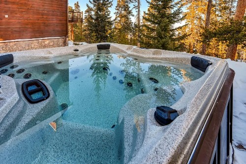 Four-Bedroom Pineview Haus - image 9