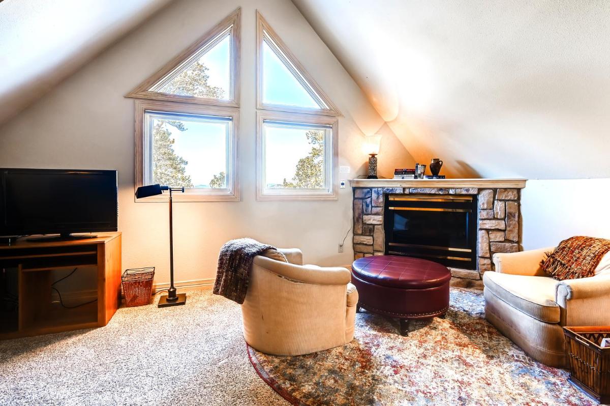 Four-Bedroom Pineview Haus - image 6