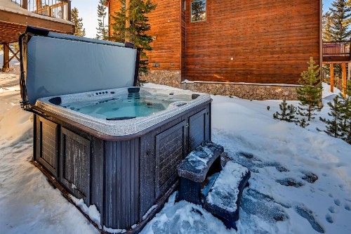 Four-Bedroom Pineview Haus - image 7