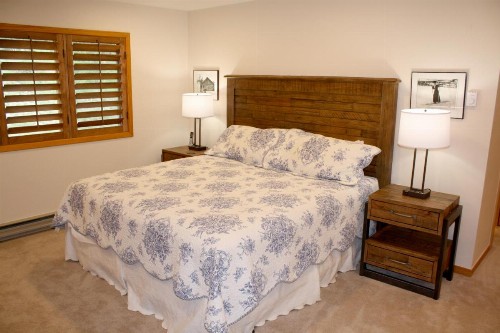 Woods Manor #302-A - Close to Main Street - Access to Indoor Hot Tub and Shuttle - image 12
