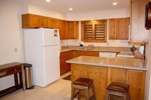 Woods Manor #302-A - Close to Main Street - Access to Indoor Hot Tub and Shuttle - image 6