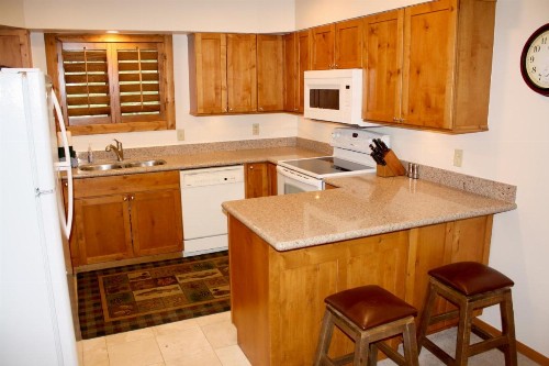 Woods Manor #302-A - Close to Main Street - Access to Indoor Hot Tub and Shuttle - image 8