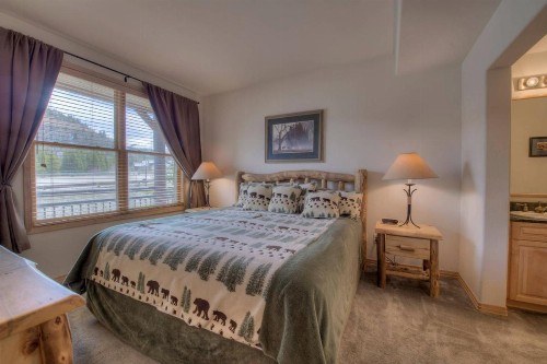 The Cozy Corral - Private Hot Tub & Walk to Town - image 10