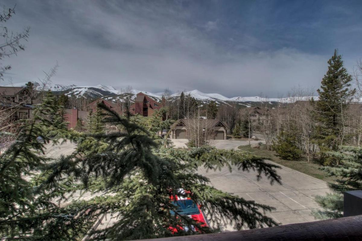 The Cozy Corral - Private Hot Tub & Walk to Town - image 2