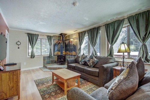 Lazy Dog Lodge Home - image 11