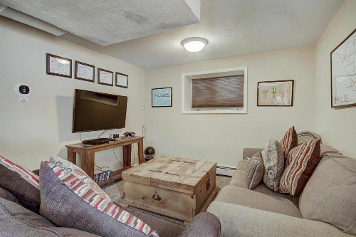 Lazy Dog Lodge Home - image 12