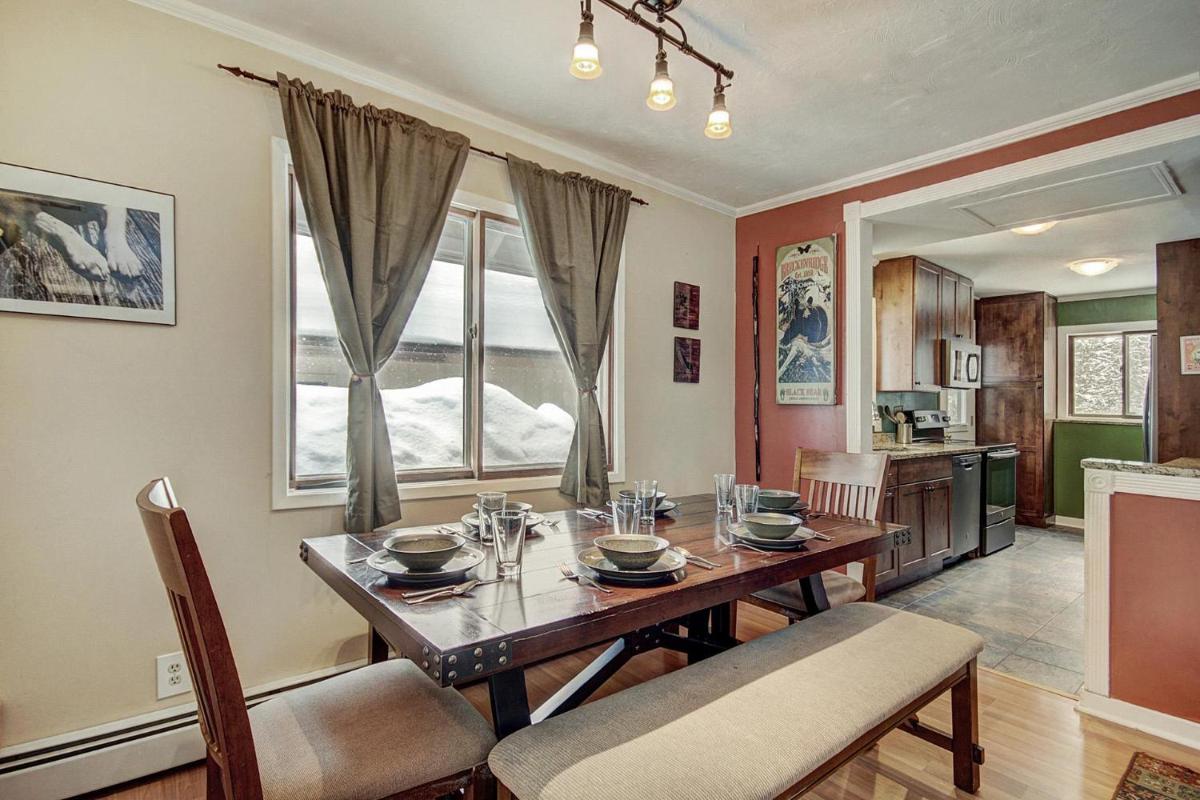 Lazy Dog Lodge Home - image 6