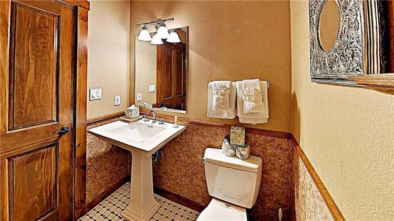Breckenridge 3 Bedroom Condo at Main Street Station Walk to Lifts - image 2
