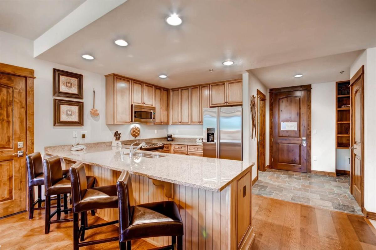 Breckenridge 3 Bedroom Condo at Blue Sky 5-Star and Ski-In Ski-out! - image 3