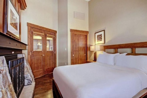 Breckenridge 4 Bedroom Condo at One Ski Hill Ski-in Ski-out concierge services - image 17