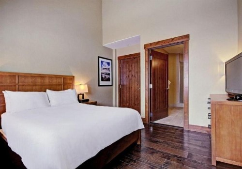 Breckenridge 4 Bedroom Condo at One Ski Hill Ski-in Ski-out concierge services - image 20