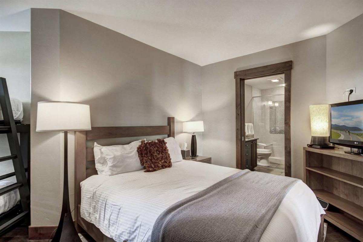 Breckenridge 3 Bedroom Condo at One Ski Hill Ski-in Ski-out concierge services - image 3