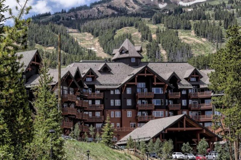 Breckenridge 2 Bedroom Condo at One Ski Hill Ski-in Ski-out concierge services - main image