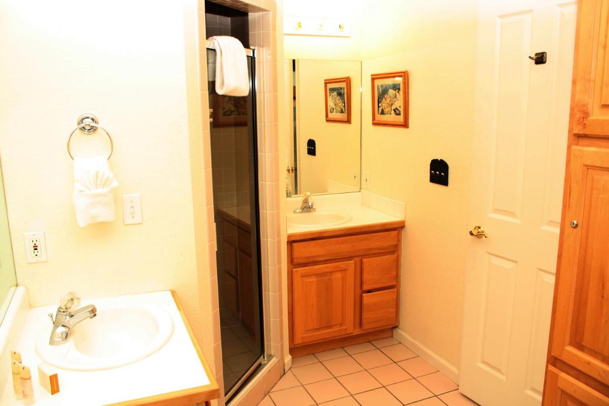 Pinecreek #I - 3 BR - Private Hot Tub - Close to Town - Shuttle to Slopes - image 7