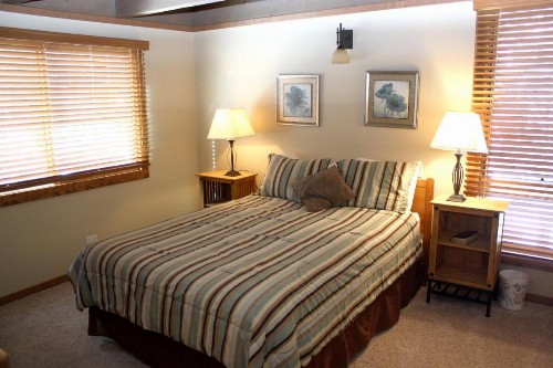 Mill Run #12 - 4 bedroom / 3 bath - Beautiful Remodel - Shuttle to Town - image 11