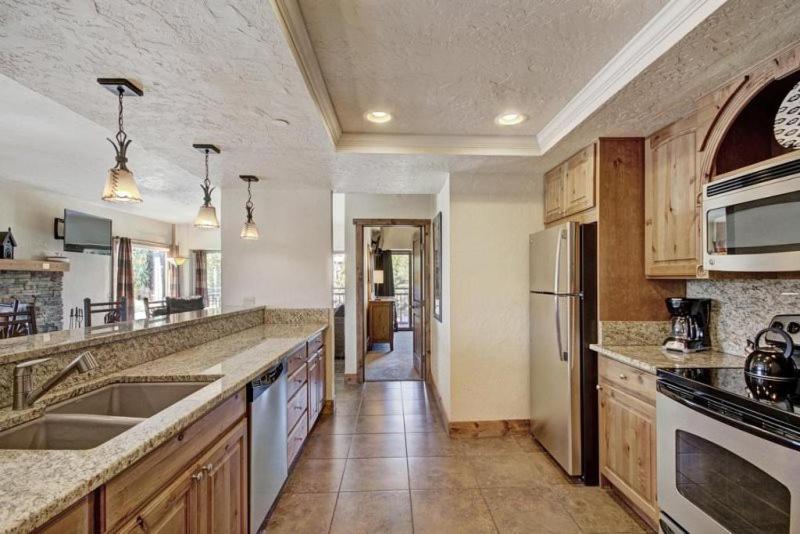 Breckenridge Village 3 Bedroom Luxury Condo Walk to Lifts & Historic Downtown - image 3