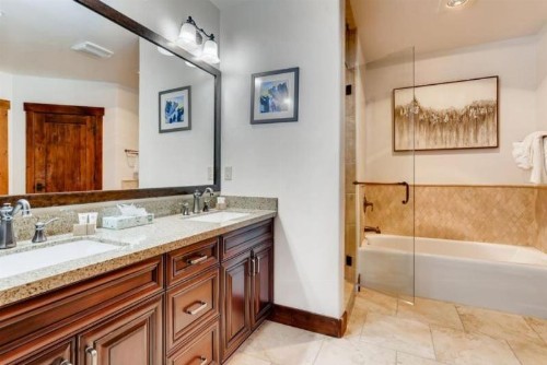 Breckenridge Crystal Peak Lodge 3 Bedroom Condo 5-Star Ski-in Ski-out Location! - image 3