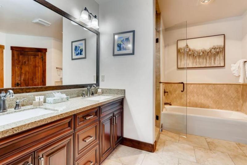 Breckenridge Crystal Peak Lodge 3 Bedroom Condo 5-Star Ski-in Ski-out Location! - image 3