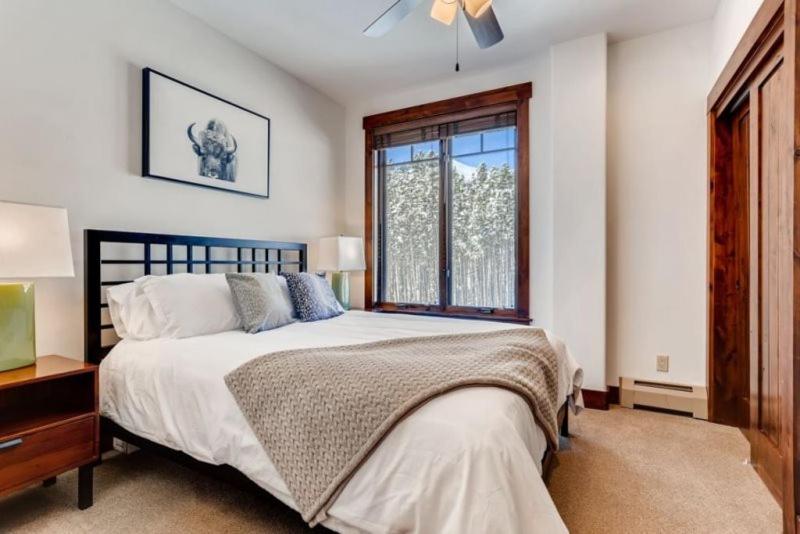 Breckenridge Crystal Peak Lodge 3 Bedroom Condo 5-Star Ski-in Ski-out Location! - image 4