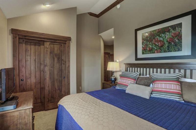 Breckenridge Crystal Peak Lodge 4 Bedroom Luxury Condo Ski-In Ski-Out Access - image 2