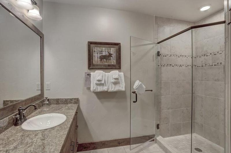 Breckenridge Crystal Peak Lodge 4 Bedroom Luxury Condo Ski-In Ski-Out Access - image 5
