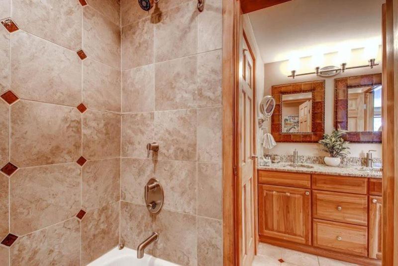 Breckenridge Village 1 Bedroom Luxury Condo 24-Hour Check-In & Services - image 2