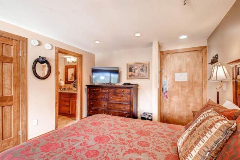 Breckenridge Village 1 Bedroom Luxury Condo 24-Hour Check-In & Services - image 4