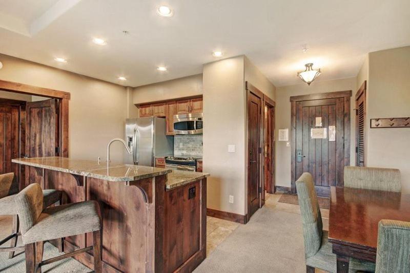Breckenridge Crystal Peak Lodge 1 Bedroom Luxury Condo Voted #1 in Breck! - image 2