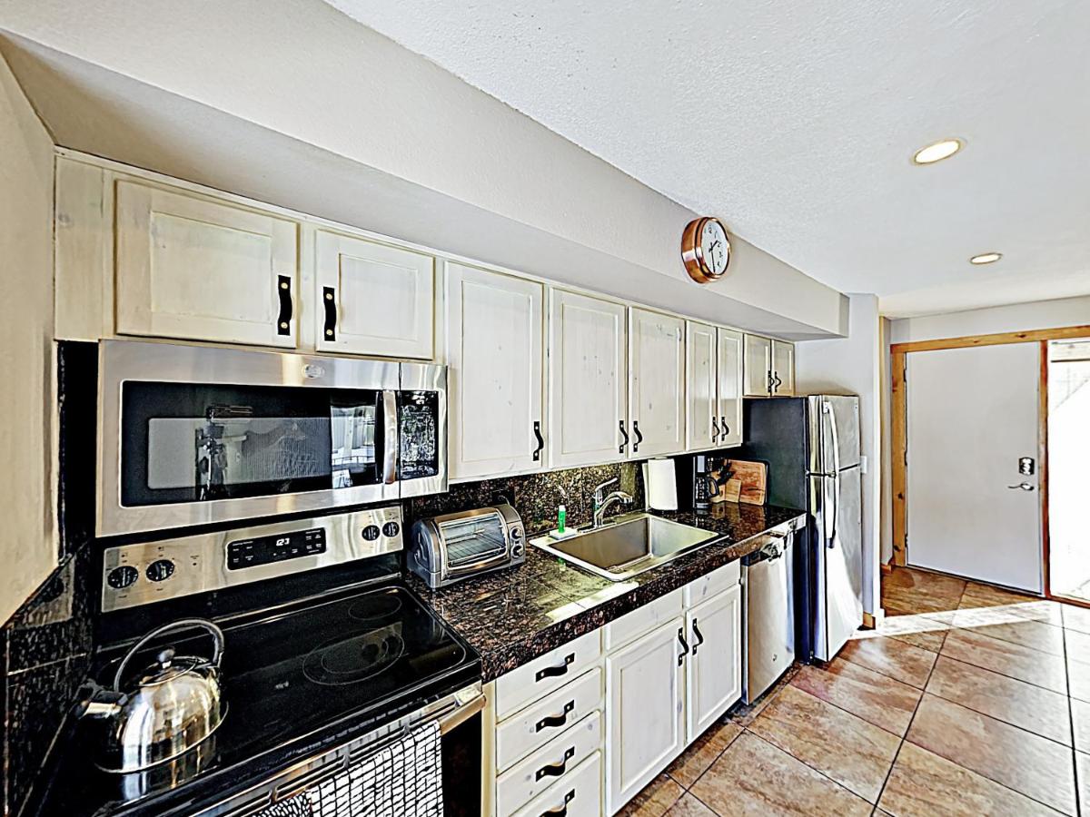 New Listing! Stylish Updated Ski Condo with Hot Tubs condo - image 6